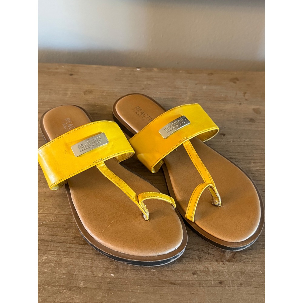 Kenneth Cole Reaction Womens Yellow Thong Slide‎ Sandals Logo Plate Flat Shoes